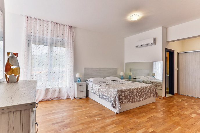 Lux Apartment mit zwei Schlafzimmern und Meerblick